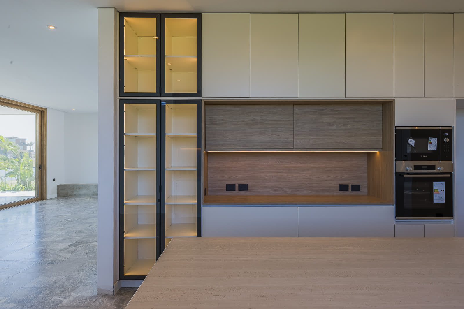 Cocina a medida en melamina tono piedra con nicho símil madera, fabricada e instalada por ANZ en Buenos Aires