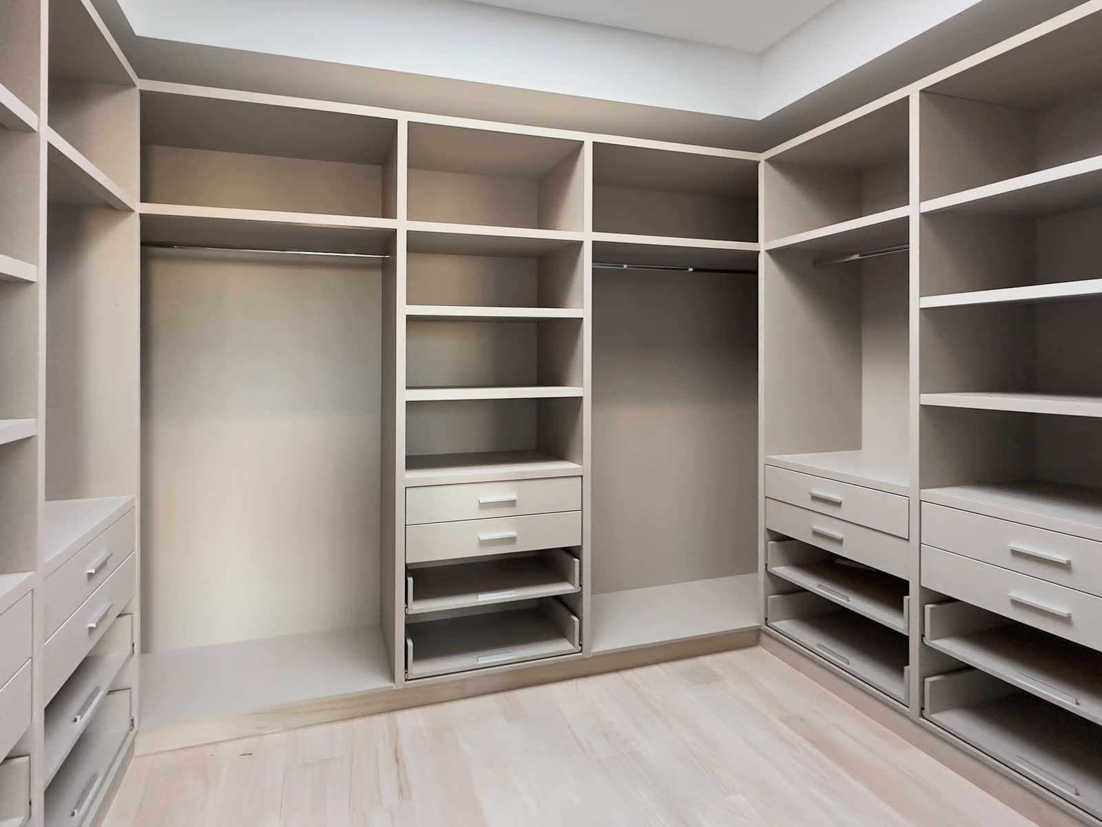 Vestidor a medida en melamina lino, fabricado e instalado por ANZ en Buenos Aires